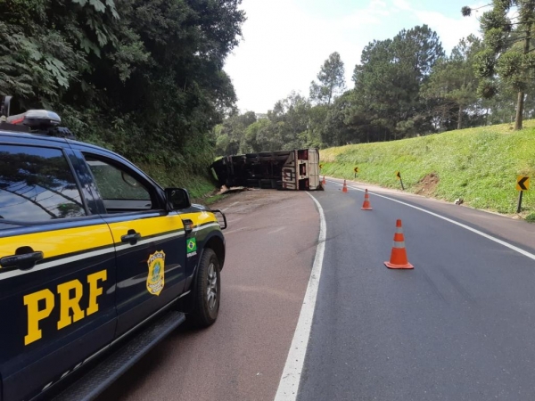 Passageiro morre e duas pessoas ficam feridas na BR-277 em Campo Largo