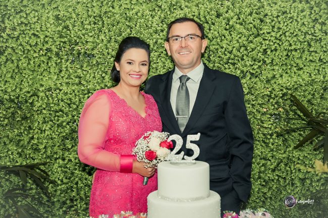 Mari e Elcio Heidrich celebram 25 anos de casados em animada festa