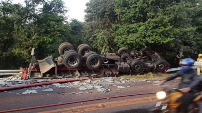 Motorista de caminhão fica preso às ferragens em acidente na PR-317, em Toledo