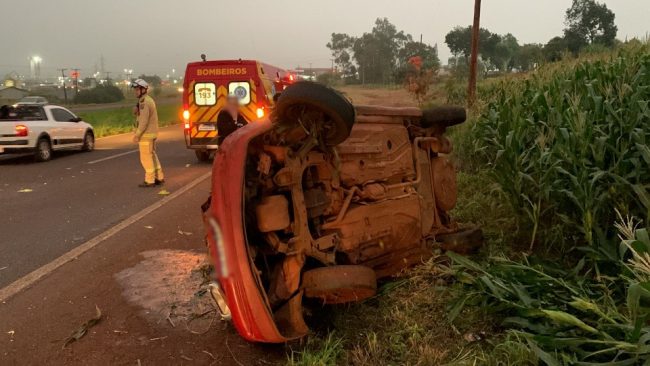 Adolescente é ejetado de carro em capotamento na BR-467 em Cascavel