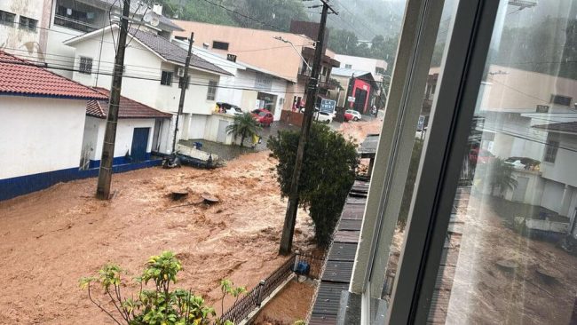Cidades de SC entram em ‘alerta máximo’ por causa das chuvas