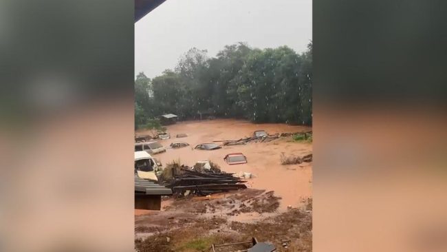 Carros são ‘engolidos’ por enchente em Dois Vizinhos
