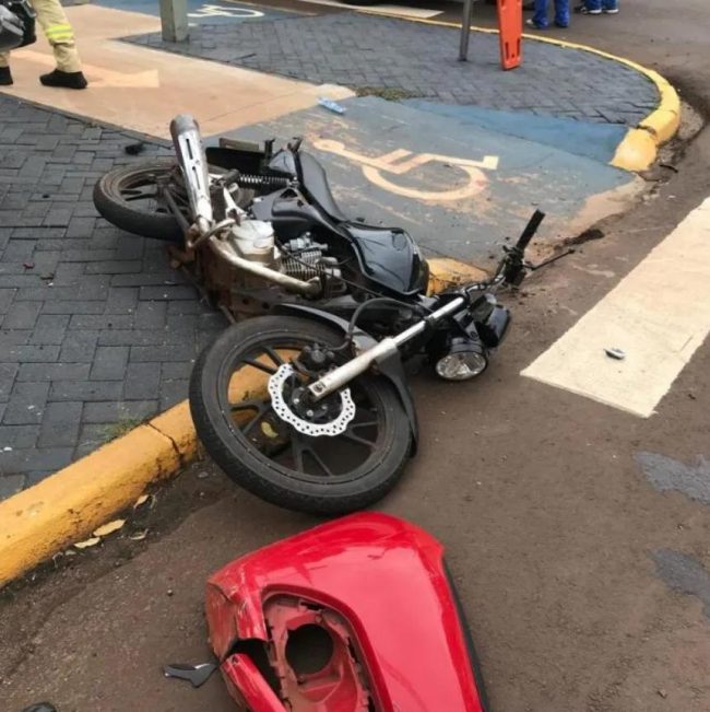 Acidente envolve carro e moto no centro de Marechal Rondon