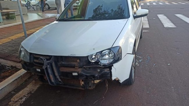 Golf tem frente arrancada durante acidente com moto no centro de Toledo