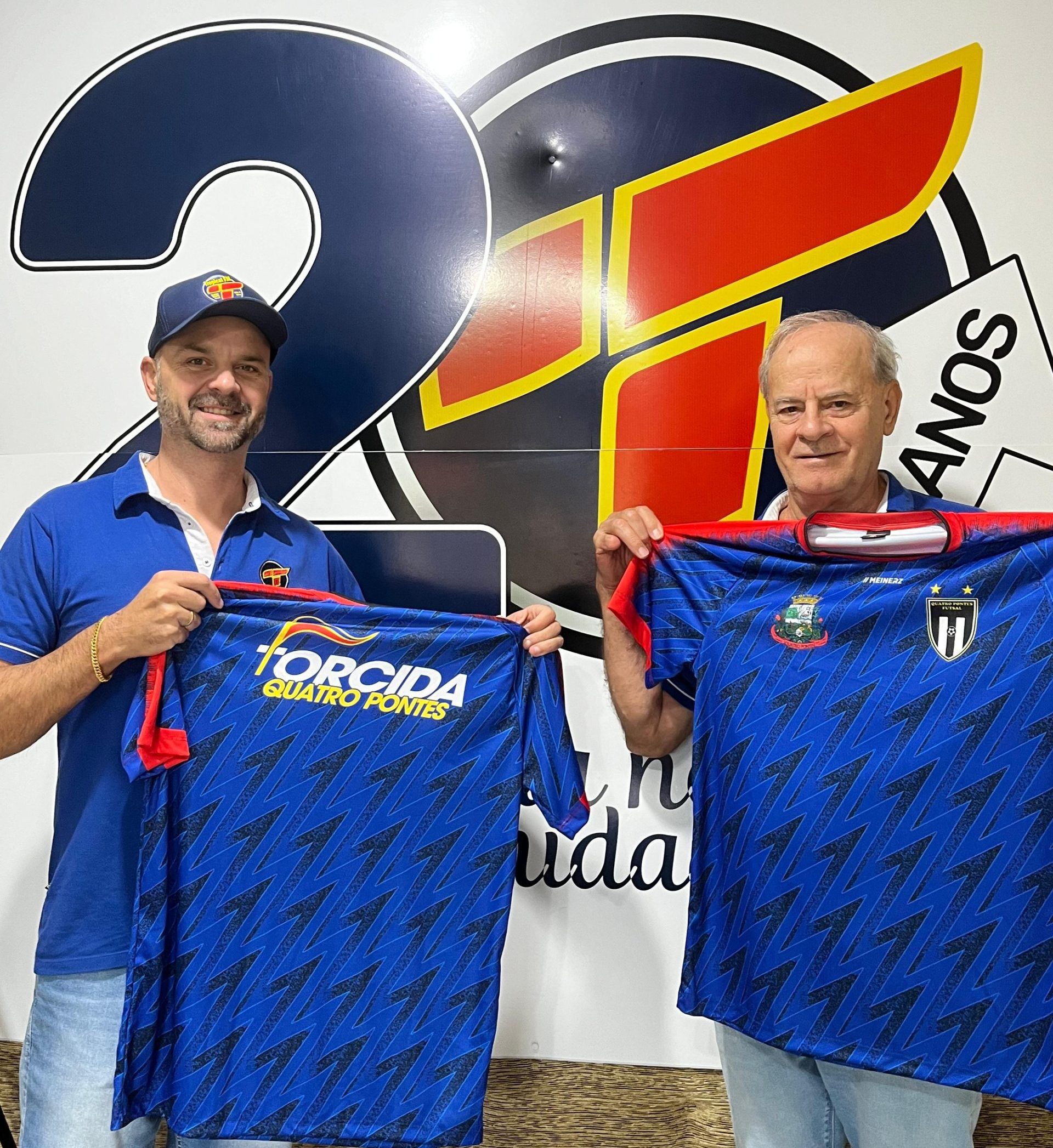 Tropical FM de Quatro Pontes presenteia dois ouvintes com a queridinha do momento: camiseta “Torcida Quatro Pontes”