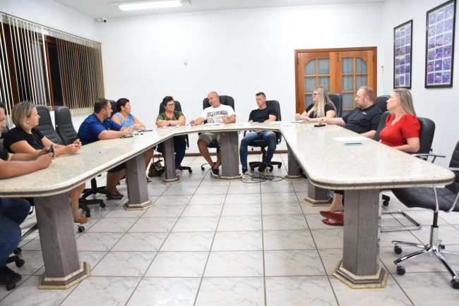 Responsáveis pela organização das festividades dos 32 anos de Quatro Pontes realizaram reunião na última segunda – feira (06)