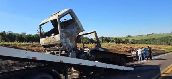 Caminhão é destruído por chamas em plena luz do dia na rodovia PR-490