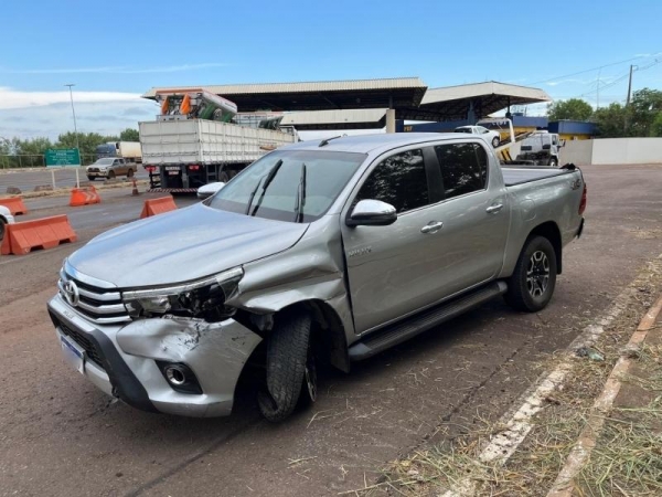 Hilux tenta fuga da PRF e bate contra vários veículos na Ponte Ayrton Senna