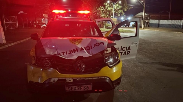 Condutor bate Hilux em viatura e atira contra policiais no Paraná