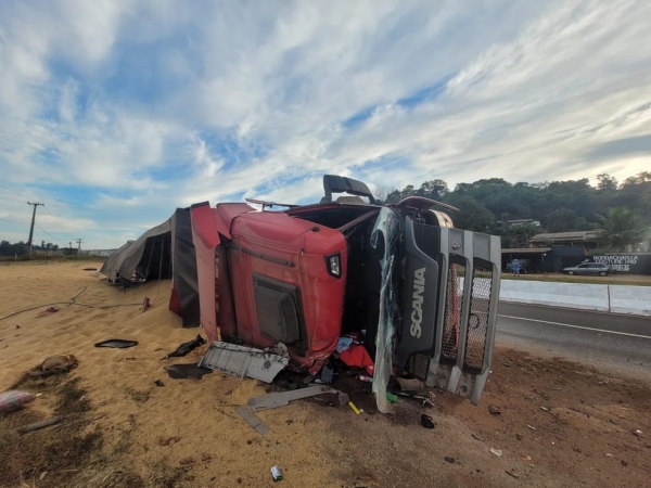 Carreta tomba e espalha carga de soja em acidente na PR-445