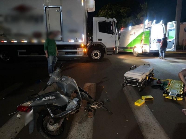 Acidente envolvendo moto e caminhão deixa homem ferido em Mercedes