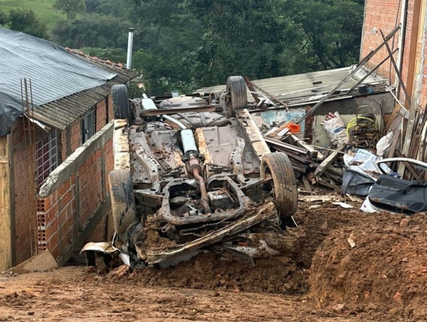 Casa no Paraná é invadida por carro um mês após caminhão atingir local