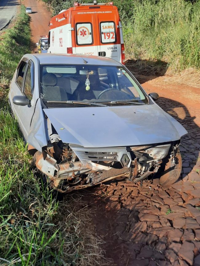 Carro capota e fica destruído. Família escapa com ferimentos leves