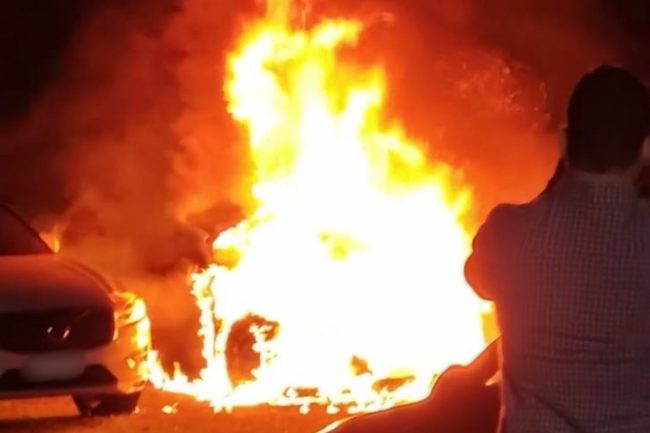 Carro de luxo de quase R$ 1 milhão é destruído pelo fogo durante evento em Umuarama