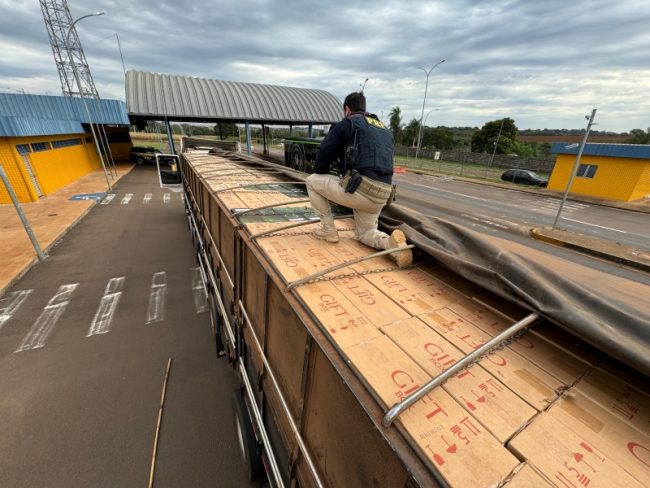 PRF apreende duas carretas carregadas com cigarros na região