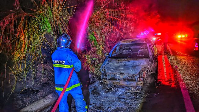 Fiat Punto é consumido pelas chamas na rodovia BR-163