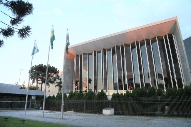 Deputados aprovam projeto que quer terceirizar gestão de colégios estaduais no Paraná; texto vai à sanção