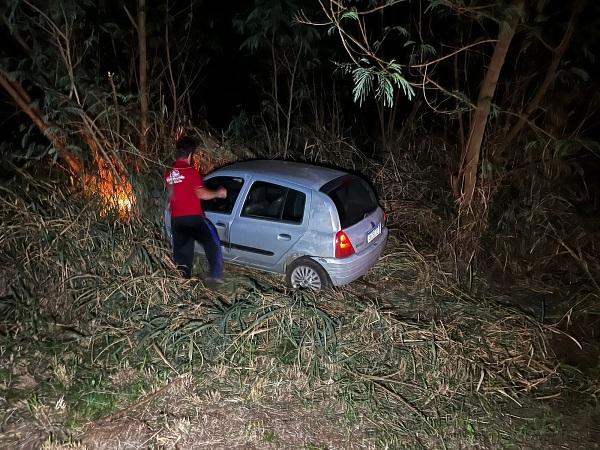 Renault é fechado por caminhão, sai da pista e bate em árvores