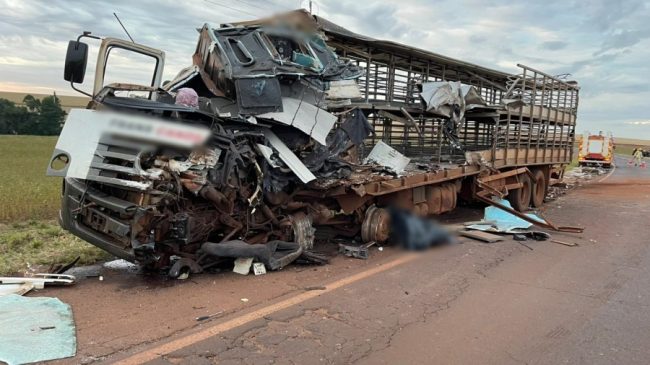 Gravíssimo acidente envolvendo caminhão e carreta deixa um motorista morto em Maripá