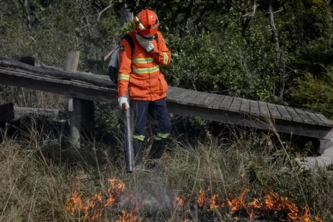 Bombeiros usam 30 mil litros de água no combate a incêndio em fazenda