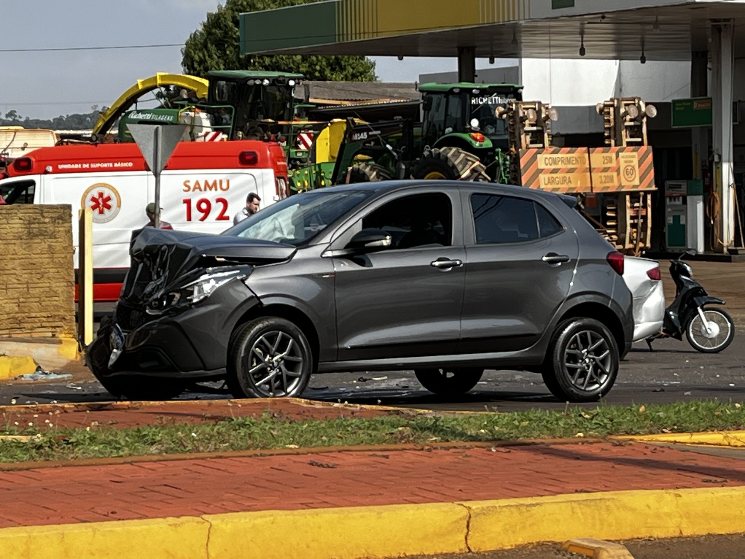 Acidente envolve três veículos e uma moto na Avenida Presidente Epitácio em Quatro Pontes