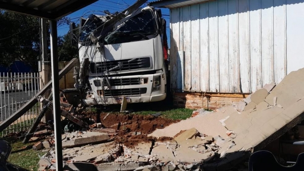 Caminhão desgovernado derruba muro e invade quintal de casa no Paraná
