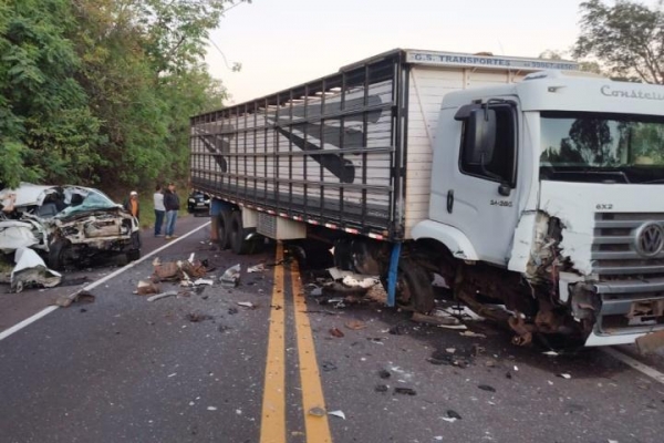 Automóvel fica destruído após colisão com caminhão na PR-323