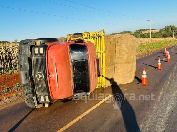 Caminhão carregado com feno tomba na PRc-467 em Marechal Rondon