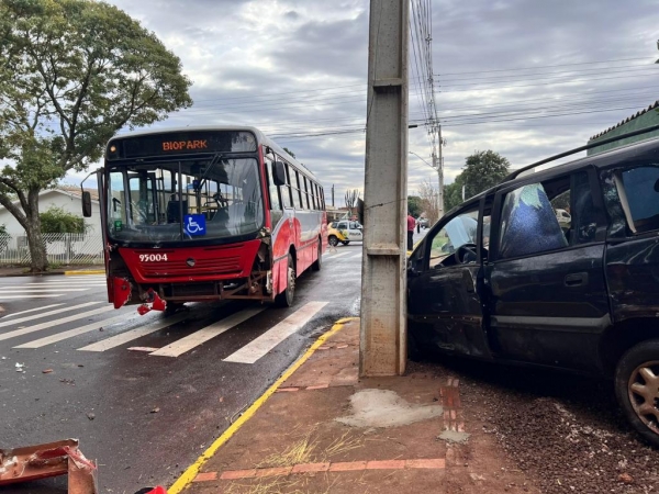 Dois acidentes entre ônibus e carro são registrados em Toledo nesta tarde (17)