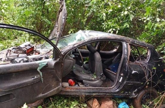 Carro cai em ribanceira e condutora é resgatada pelo Corpo de Bombeiros