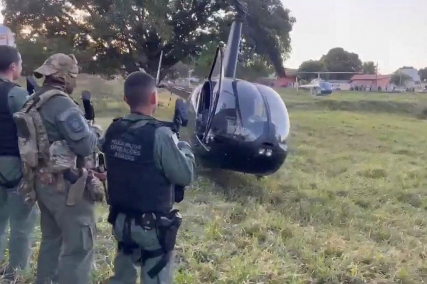 Perseguição de helicóptero: Falcão da PM ajuda a interceptar aeronave carregada com cocaína