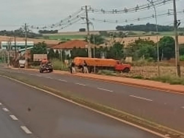 Moto colide contra caminhão na marginal da BR 163