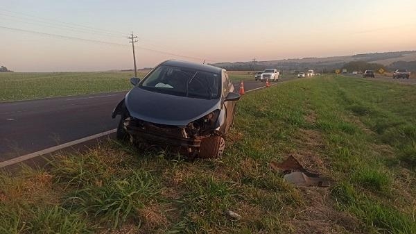 Veículo ocupado por jovens capota na BR 163, em Toledo