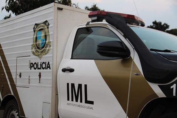 Homem tenta desarmar PM de folga, é baleado e, durante fuga, morre ao colidir carro em árvore