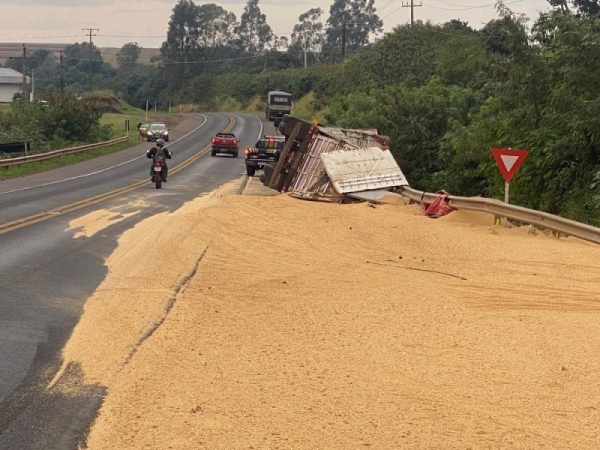 Carreta tomba na BR-163 em Marechal Cândido Rondon