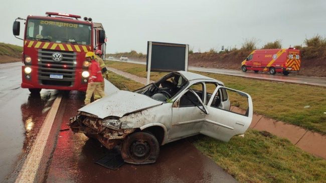 Jovem de 21 anos capota carro na rodovia BR-163, em Cascavel