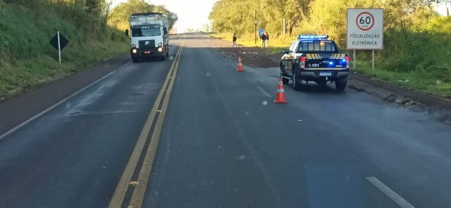 BR-163 fica obstruída com pedras após caminhão perder parte da carga, entre Mercedes e Marechal