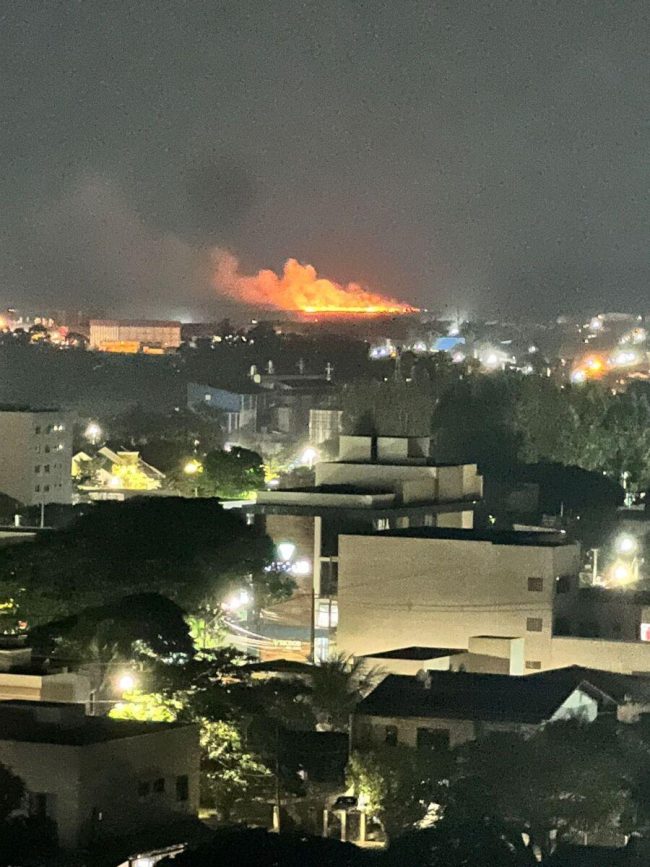 Bombeiros combatem incêndio nesta noite de segunda-feira em Marechal Rondon