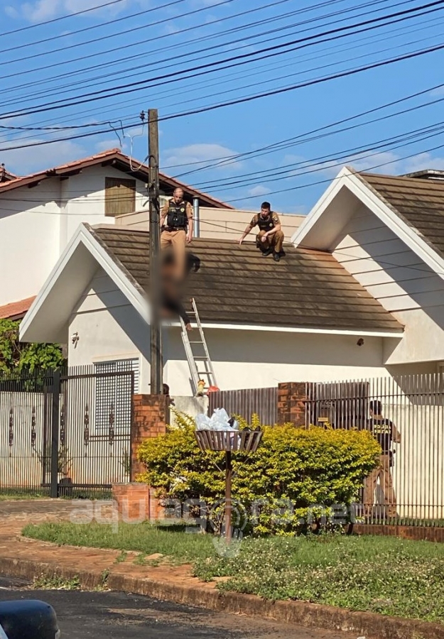 Rondonense sobe em telhado e dá trabalho para Polícia Militar e Bombeiros