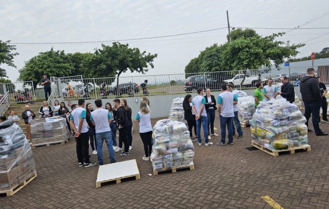 Dia Internacional do Cooperativismo: Copagril ajuda com uma carreta cheia de donativos para a campanha do Dia C