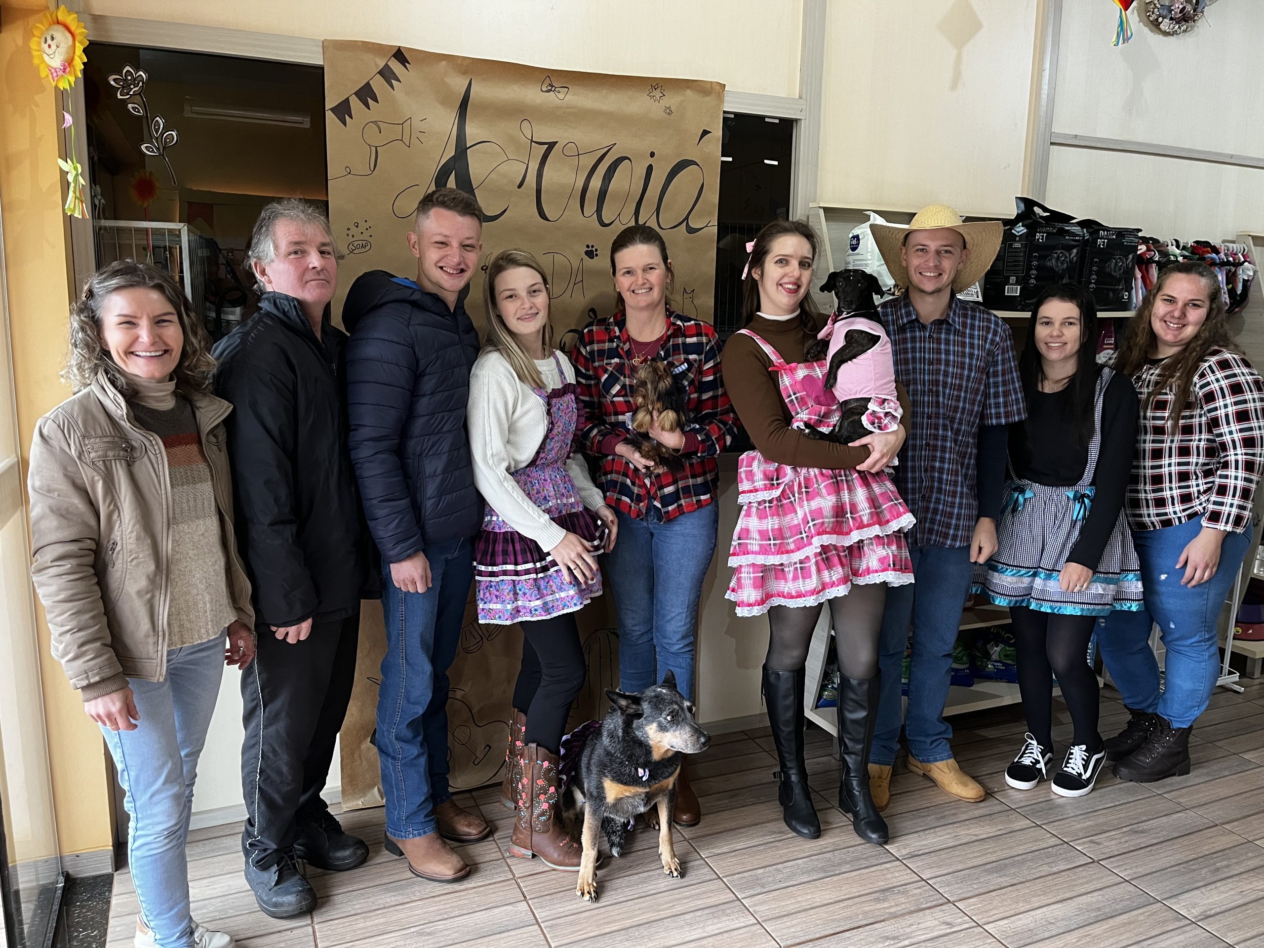 Pet Shop Bichos e Caprichos de Quatro Pontes celebra aniversário com festa