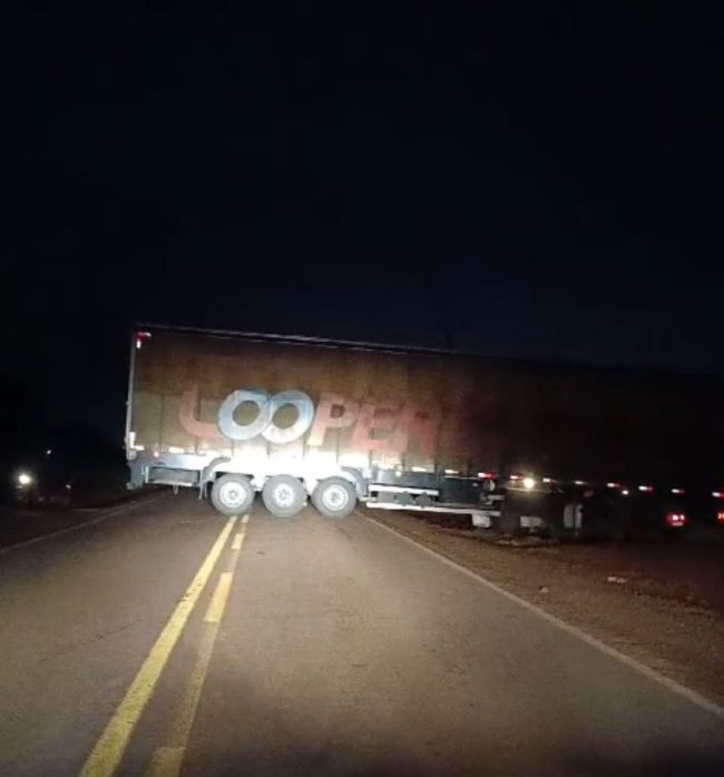 Caminhão Bloqueia Trânsito na Saída de Quatro Pontes para Marechal Cândido Rondon