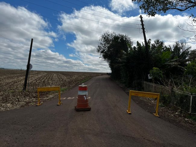 Quatro Pontes: Trecho da Linha Tereza fica bloqueado por conta de pavimentação asfáltica