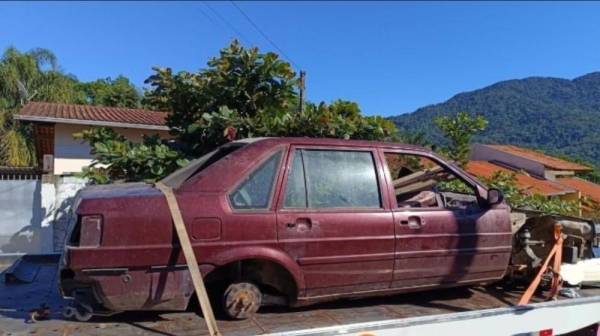 Mulher vai buscar carro em oficina 3 anos depois e encontra veículo desmanchado