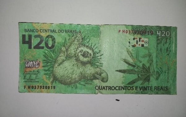 Nota falsa de R$ 420 com bicho-preguiça estampado é apreendida em Curitiba