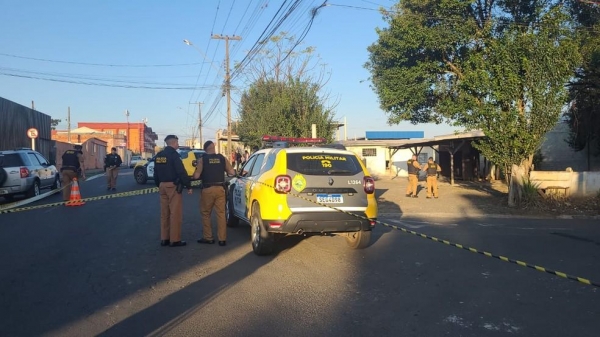 Homem dá tijoladas e ateia fogo na companheira no meio da rua nesta manhã, segundo PM