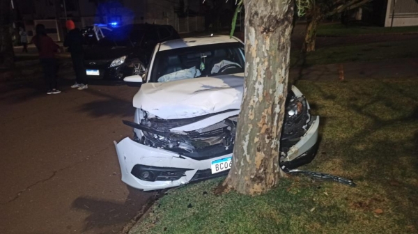 Após colisão entre veículos, Honda Civic bate contra árvore em Toledo
