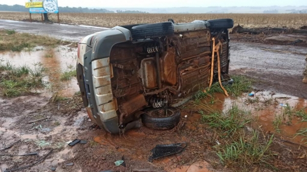 Rondonense capota carro com maconha durante perseguição na BR 163 e fica preso entre os fardos