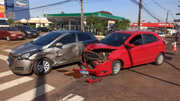 Condutor causa acidente no centro de Toledo ao realizar manobra proibida