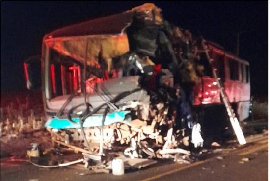 Grave acidente entre ônibus e caminhão deixa dois mortos na PR 486 em Assis Chateaubriand
